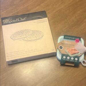 The Pampered Chef Chip Maker with Mint Green Silicone Sandwich Carrier